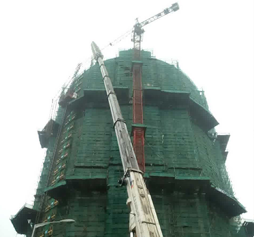 五台吊车在工地上作业